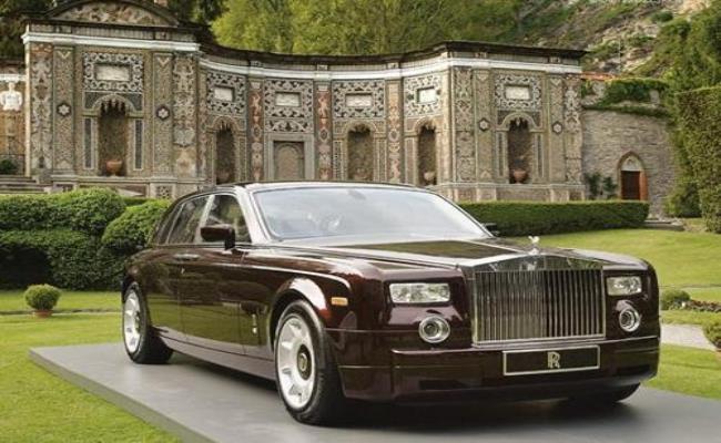 Chiếc Rolls Royce Phantom này của hoàng tử được bọc hoàn toàn bằng gỗ sồi. Nội thất bên trong được trang bị màn hình LCD, điều hòa cho cả 2 ghế trước – sau và tủ đựng rượu vang Pháp hảo hạng.
