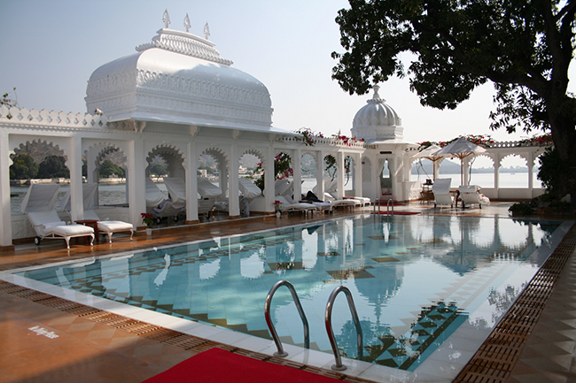 Cung điện hồ Taj, Ấn Độ: Đây là một trong những khách sạn đẹp và cũng lãng mạn nhất châu Á, nằm trên một hòn đảo trên hồ Pichola.
