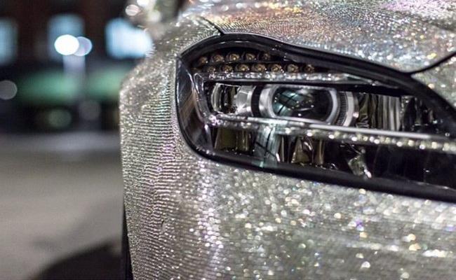 Chiếc xe được nạm toàn bộ bằng kim cương, từ ống bô, vành lốp, logo... Al Waleed bin Talal đã phải chi 48 triệu USD (1.102 tỷ đồng) cho chiếc xe này và nếu ai đó muốn sờ thử vào nó một lần, họ sẽ phải bỏ ra 1.000 USD (22,9 triệu đồng).

