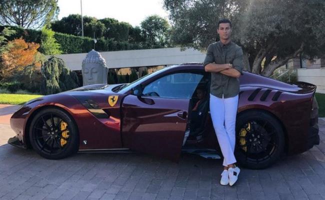Vào năm 2017, Ronaldo đã mua chiếc siêu xe bản giới hạn Ferrari F12 TDF này. Được biết, siêu xe này có giá 350.000 bảng (hơn 11 tỷ đồng).
