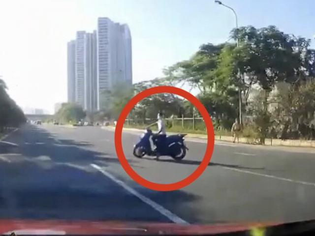 Tin tức trong ngày - Clip: Thấy bóng dáng CSGT, tài xế SH bẻ lái như tự sát