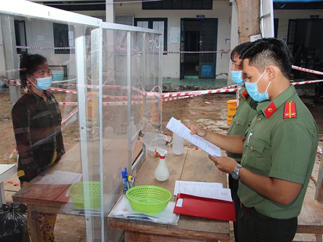 Pháp luật - Công an đọc lệnh bắt giam bị can qua vách chắn phòng dịch COVID-19