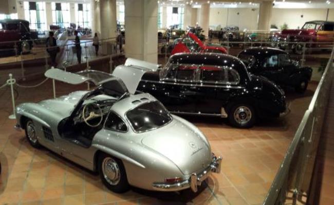 Dàn xế hộp của Hoàng tử Monaco quy tụ nhiều dòng xe khác nhau, bao gồm De Dion Bouton năm 1903, Lotus F1 năm 2013, Hispano-Suiza, Rolls Royce, Lincoln,… 
