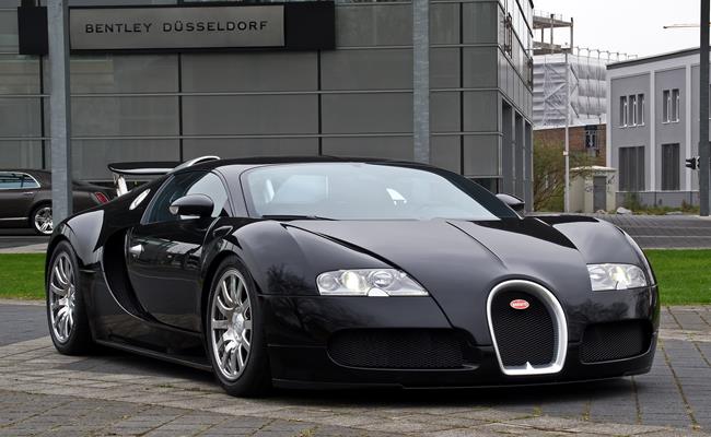 Với phần vỏ được làm hoàn toàn từ sợi carbon, Bugatti Veyron có giá khoảng 1,7 triệu bảng (54,7 tỷ đồng). Siêu xe có khả năng tăng tốc 0-100 km/h trong 2,6 giây. 
