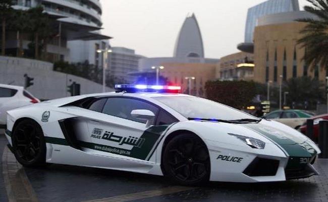  Vài năm trở lại đây, Dubai trở thành điểm đến của những hãng siêu xe đình đám. Riêng cảnh sát nước này còn được trang bị những chiếc siêu xe cực hiếm như Bugatti Veyron, Lamborghini Aventador, Ferrari FF, Mercedes-Benz SLS AMG...
