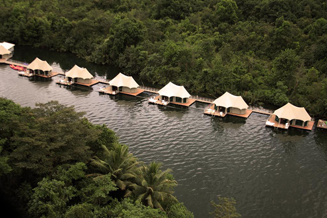 4 Rivers Floating Lodge, Koh Kong, Campuchia: 4 Rivers Floating Lodge là một trong những nơi nghỉ dưỡng đẹp nhất ở Châu Á. Khách sạn đẹp như tranh vẽ này bao gồm 12 nhà gỗ kiểu lều nằm trên sông Tatai yên tĩnh. 

