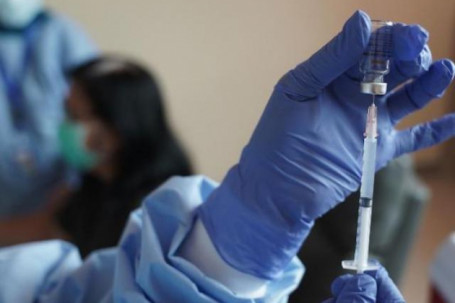 Hàng trăm nhân viên y tế Indonesia nhiễm Covid-19 dù đã tiêm vaccine TQ
