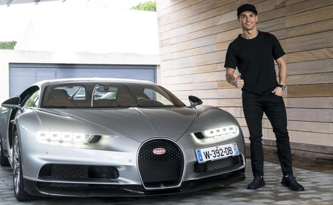  Vào năm 2017, Ronaldo đã sắm cho mình một chiếc Bugatti Chiron – siêu xe đắt đỏ bậc nhất thế giới lúc bấy giờ. Được biết, chiếc xe có giá khoảng 2,15 triệu bảng (69 tỷ đồng).
