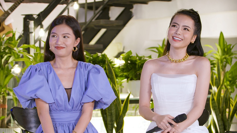 Nữ ca sĩ (bên phải) bác bỏ tin
đồn trên sóng truyền hình.