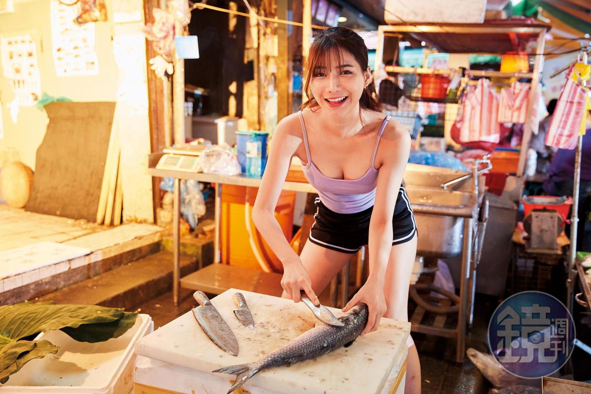 Bất ngờ với gu mặc của "hot girl bán cá" từng "gây loạn" chợ vì diện gợi cảm - 1