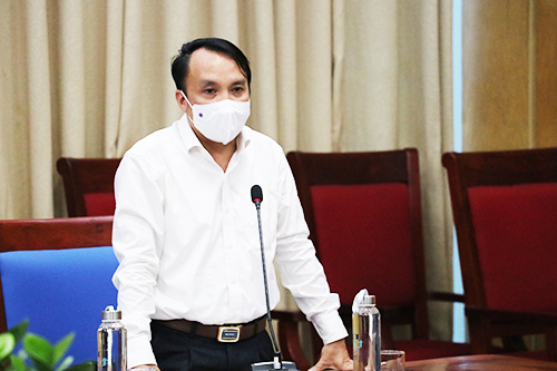 Ông Dương Đình Chỉnh – Giám đốc Sở Y tế báo cáo tình hình dịch COVID-19 trên đia bàn tỉnh. Ảnh: Cổng thông tin điện tử Nghệ An.