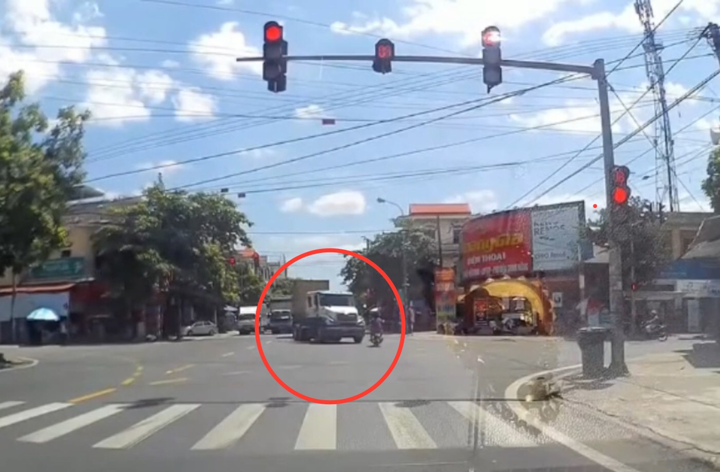 Tài xế lái xe máy vượt đèn đỏ tông vào đầu xe container.