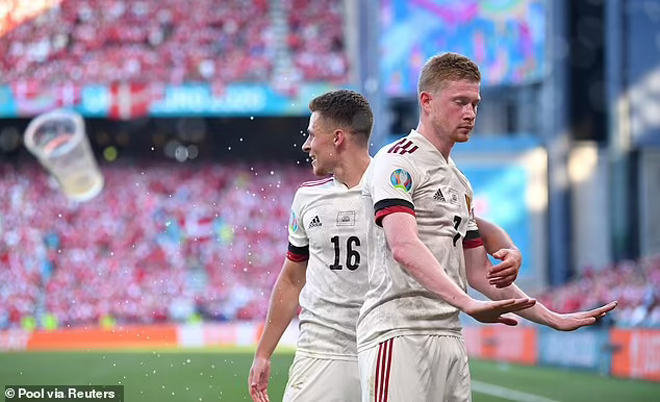 De Bruyne suýt nhận một cái cốc từ khán giả Đan Mạch sau khi ghi bàn