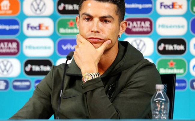 Ronaldo từ chối uống Coca Cola&nbsp;