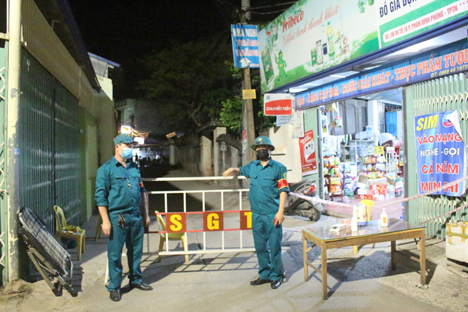 Lực lượng chức năng lập chốt kiểm soát tại phường Phan Đình Phùng, TP.Thái Nguyên.