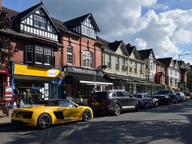 Ô tô - Siêu xe, xe sang đậu đầy lề đường tại ngôi làng của những triệu phú nước Anh