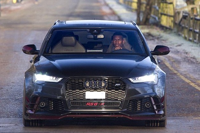 Cầu thủ này cũng chi tiền mua RS6-R của Audi, có giá 128.000 USD. 
