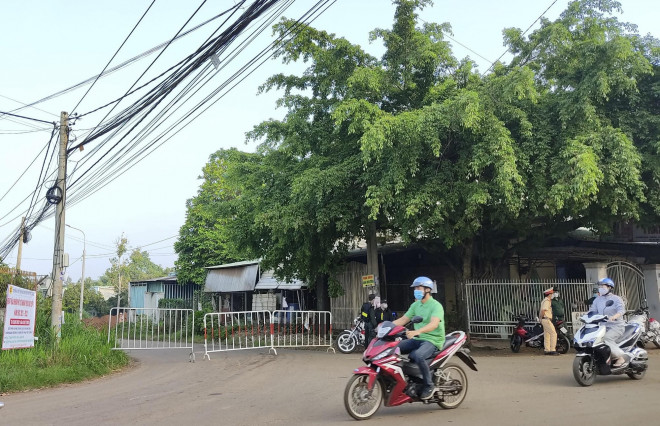 Lực lượng chức năng phong toả khu vực ngã 3 nhà thờ Bảo Vinh B, TP Long Khánh