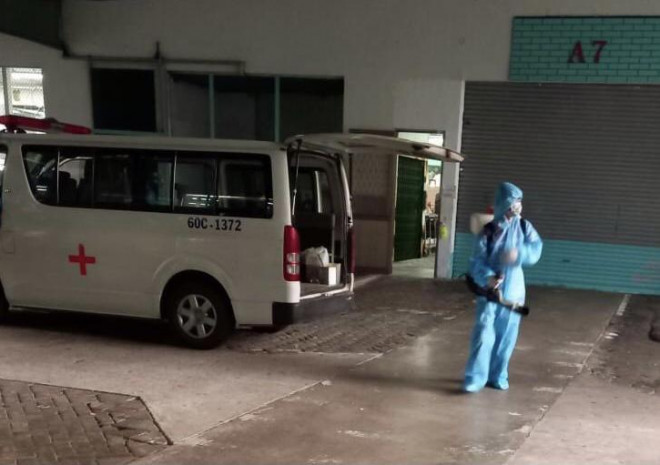 Lực lượng chức năng phun khử khuẩn xưởng A7 nơi nữ công nhân F1 làm việc
