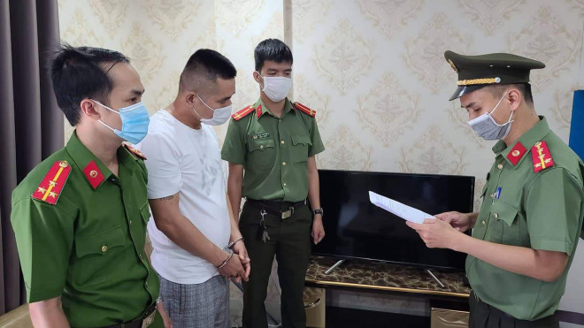 Đọc lệnh bắt tạm giam đối tượng người Trung Quốc ở lại Việt Nam trái phép