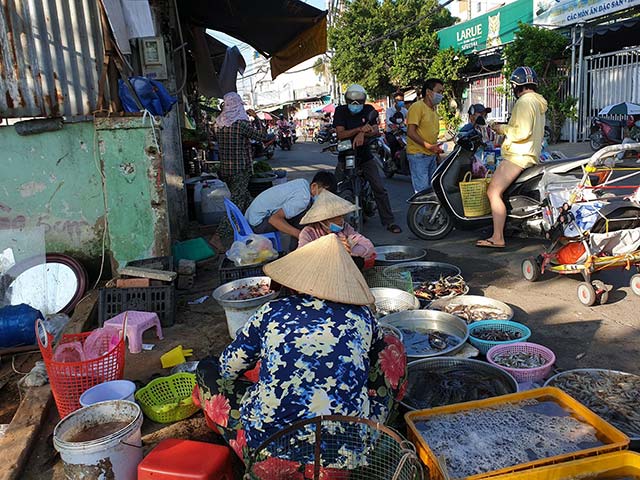 Tin tức trong ngày - TP.HCM dừng chợ tự phát, cấm tụ tập trên 3 người