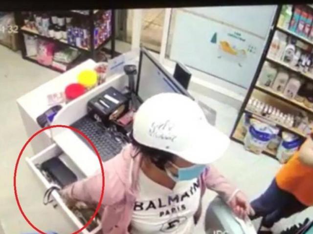 Pháp luật - Vào cửa hàng thú cưng, nữ quái dùng "ảo thuật" trộm túi tiền của nữ sinh viên