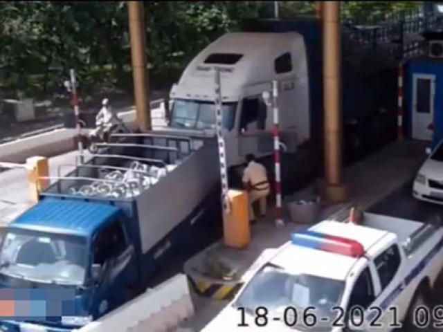 Tin tức trong ngày - Clip: Cảnh sát vây bắt lái xe container "thông chốt", húc xe CSGT, vượt trạm thu phí