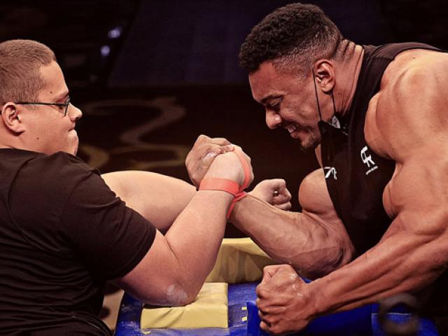 Thể thao - Sững sờ vật tay thế giới: Chàng trai 21 tuổi thắng 6-0 trước siêu lực sĩ