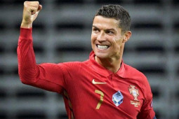 Kinh doanh - Sau cú gạt tay “bay màu” 4 tỷ USD của Coca Cola, Ronaldo đạt kỉ lục mới trên Instgram, thu bộn tiền