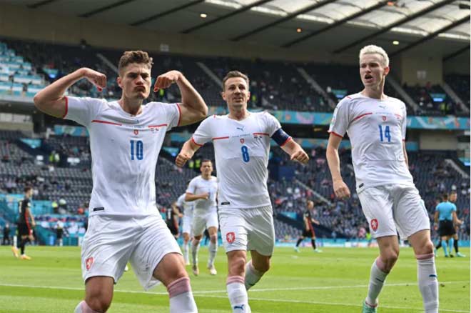 Patrik Schick (số 10) ghi 3 bàn sau 2 trận đầu tiên cho ĐT Cộng hòa Séc tại EURO năm nay và tiệm cận kỷ lục 17 năm trước của đàn anh đồng hương Milan Baros tại giải đấu năm 2004 trên đất Bồ Đào Nha