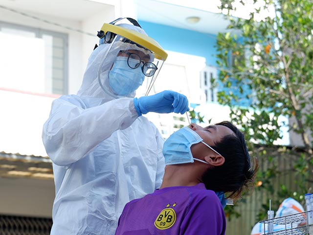 Ngành y tế thành phố lấy mẫu xét nghiệm diện rộng tại phường An Lạc, quận Bình Tân
