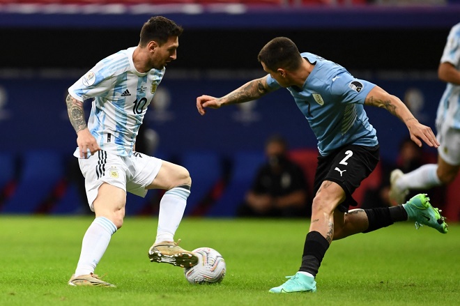 Messi liên tục làm khổ hàng thủ Uruguay