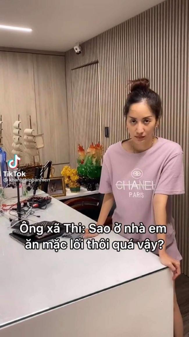 Trong thời điểm giãn cách xã hội, Khánh Thi thực hiện nhiều video giải trí, trong đó có video theo trend 'Ở nhà, sao vợ mặc lôi thôi thế?' đang hot trên mạng Tiktok.
