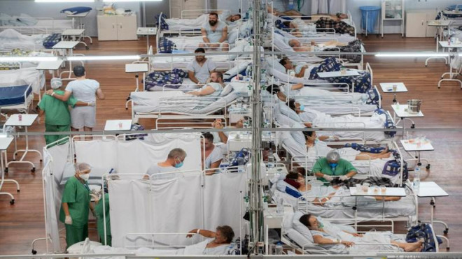 Bệnh nhân COVID-19 tại một khu cách ly khẩn cấp thuộc TP Sao Paulo, Brazil hồi tháng 5. Ảnh: REUTERS