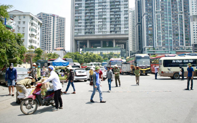 Bến xe Mỹ Đình những ngày này nắng như thiêu như đốt.