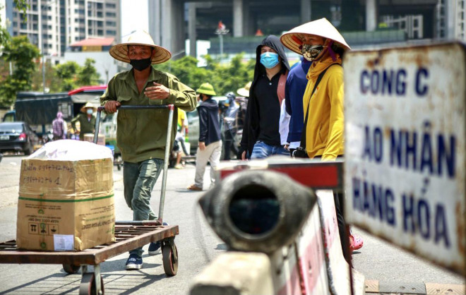 Nhóm công nhân được phân công ra từng xe lấy hàng từ người chở đồ đến và ghi nhận gửi hàng vào xe nào, đến tỉnh, huyện nào. Tùy theo lượng hàng to hay nhỏ sẽ được tính với giá thành khác nhau, dao động từ 15.000 đồng đến 50.000 đồng mỗi lần vận chuyển.