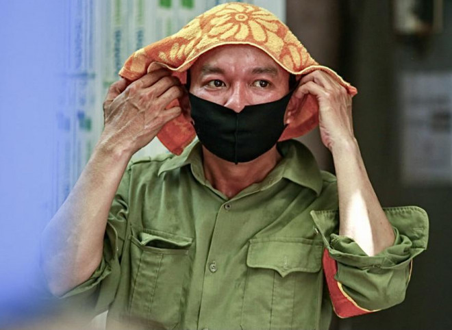 Người lao động ở đây khi ra đầu cổng vận chuyển hàng vào bên trong đều thực hiện nhanh chóng để tránh cái nắng nóng gay gắt.