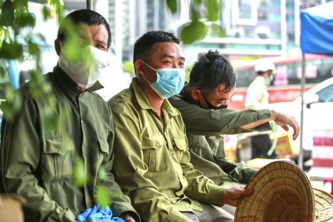 Sau mỗi chuyến hàng được chuyển đi, những lao động tận dụng chút thời gian để nghỉ ngơi, chỉ phút sau các xe hàng lại ập vào bến liên tục.