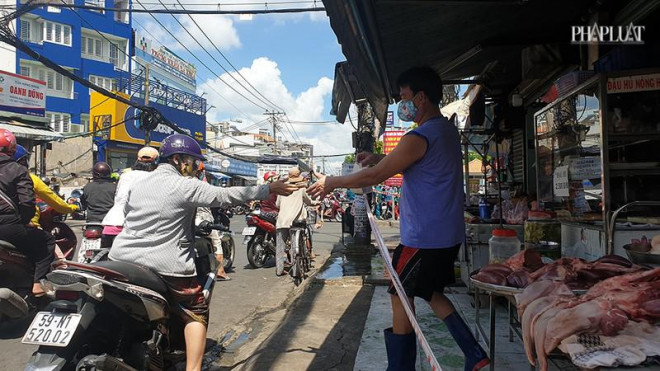 Những gian hàng có mặt bằng cố định thuộc chợ Thạch Đà truyền thống vẫn được buôn bán nhưng phải đảm bảo các quy tắc phòng dịch. Ảnh NT