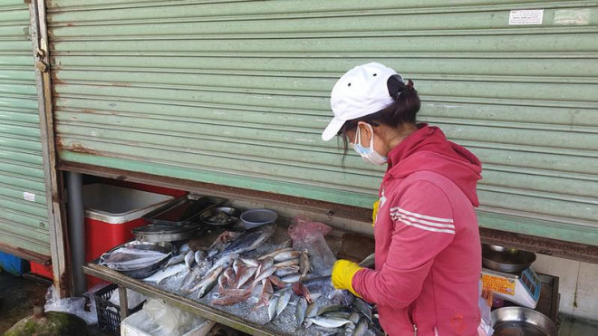 Bà Chung, một tiểu thương cho biết do thông tin quá bất ngờ nên đã lỡ nhập hàng về, không thể nào xử lý được nếu bị cấm bán. Ảnh NT