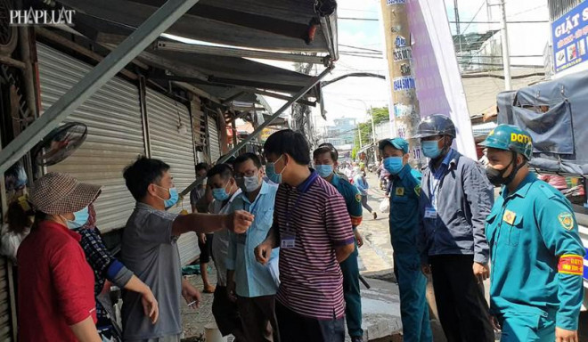 Trong sáng cùng ngày, nhiều tiểu thương còn thiếu hợp tác khi lực lượng chức năng tới vận động không buôn bán. Ảnh NT