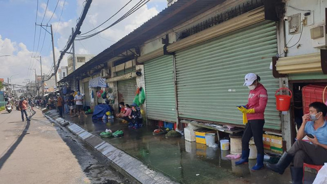 Đến trưa cùng ngày, các chợ tự phát đã ngưng tụ họp. Ảnh NT