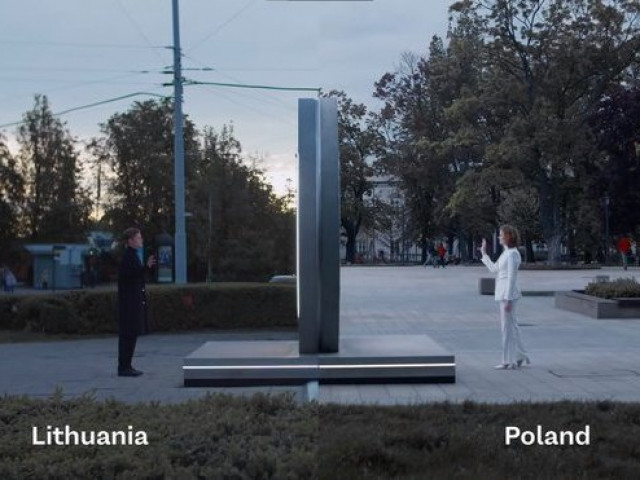 Du lịch - Độc đáo "cổng xuyên không" nối 2 đất nước như trong phim viễn tưởng