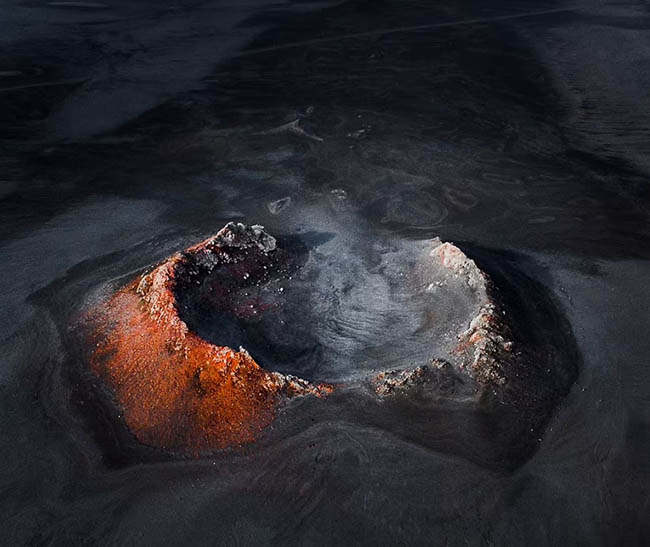 13. Gabor nói: “Tôi đã dành gần 2 tháng dùng Google Earth ở cao nguyên Iceland để tìm kiếm miệng núi lửa màu đỏ đáng kinh ngạc này. Sau đó tôi lưu các vị trí chính xác và tìm đường đi đến”.
