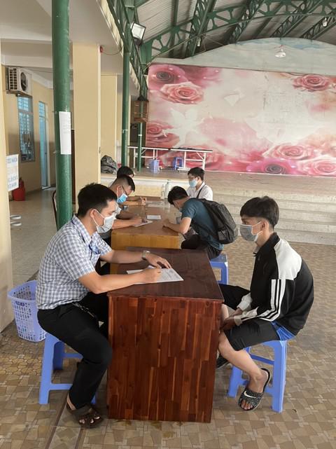 Các đối tượng bị lập biên bản xử phạt hành chính.