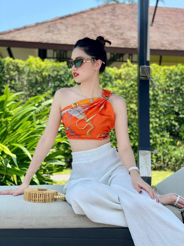 Á hậu Thanh Tú khoe eo 'con kiến' nóng bỏng, Hà Kiều Anh mặc váy yếm vai trần nuột nà - 2