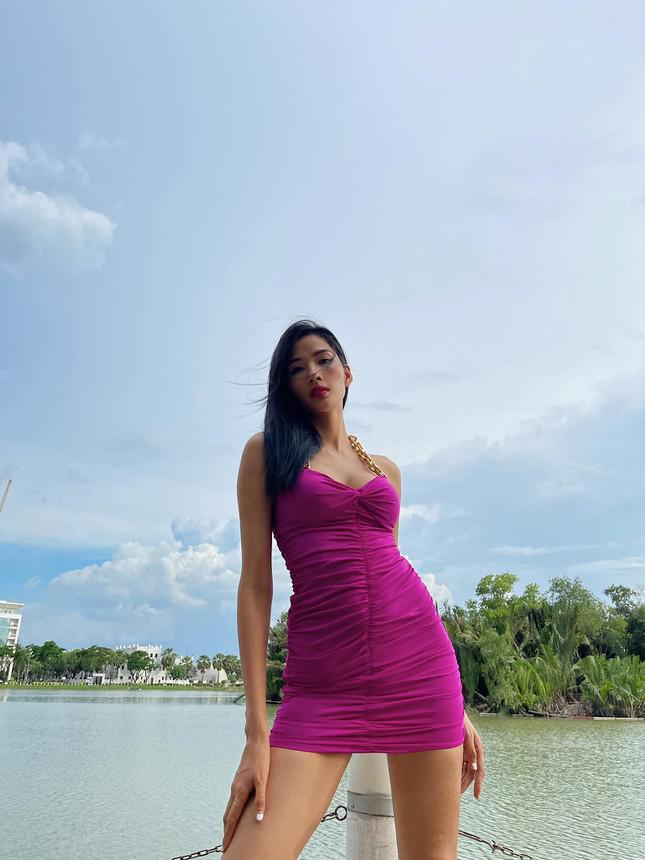 Á hậu Thanh Tú khoe eo 'con kiến' nóng bỏng, Hà Kiều Anh mặc váy yếm vai trần nuột nà - 7