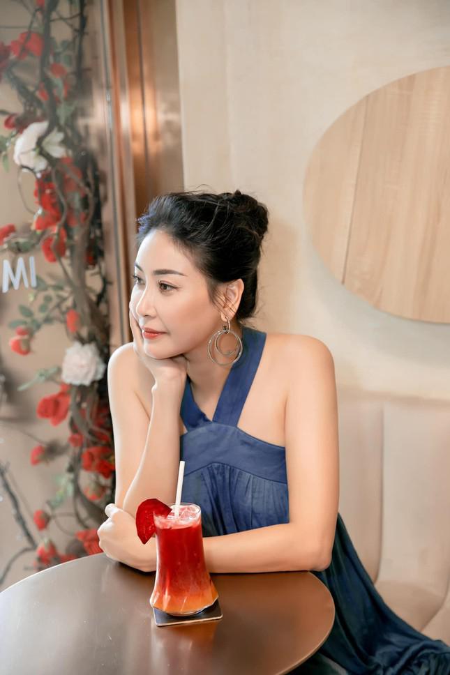 Á hậu Thanh Tú khoe eo 'con kiến' nóng bỏng, Hà Kiều Anh mặc váy yếm vai trần nuột nà - 4