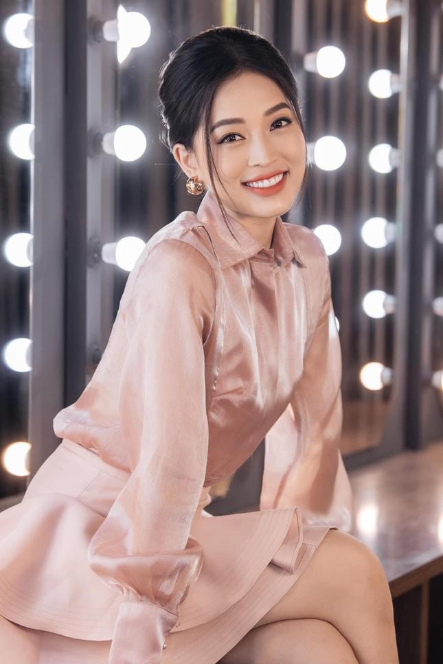 Á hậu Thanh Tú khoe eo 'con kiến' nóng bỏng, Hà Kiều Anh mặc váy yếm vai trần nuột nà - 10