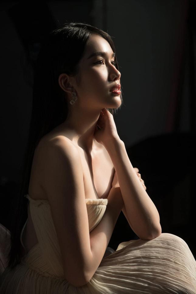 Á hậu Thanh Tú khoe eo 'con kiến' nóng bỏng, Hà Kiều Anh mặc váy yếm vai trần nuột nà - 12